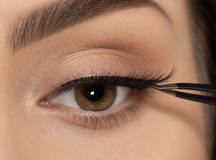 Lash band placed close to the natural lash line